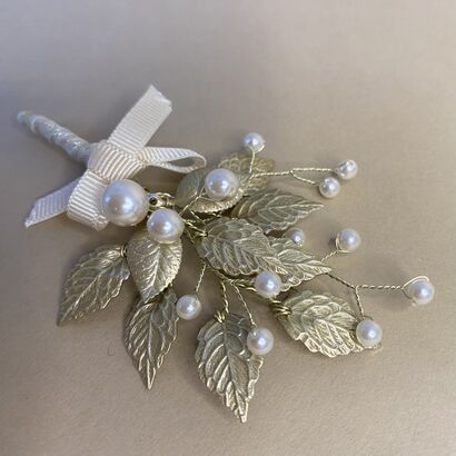 Small Leaf & Pearl Buttonhole Pin