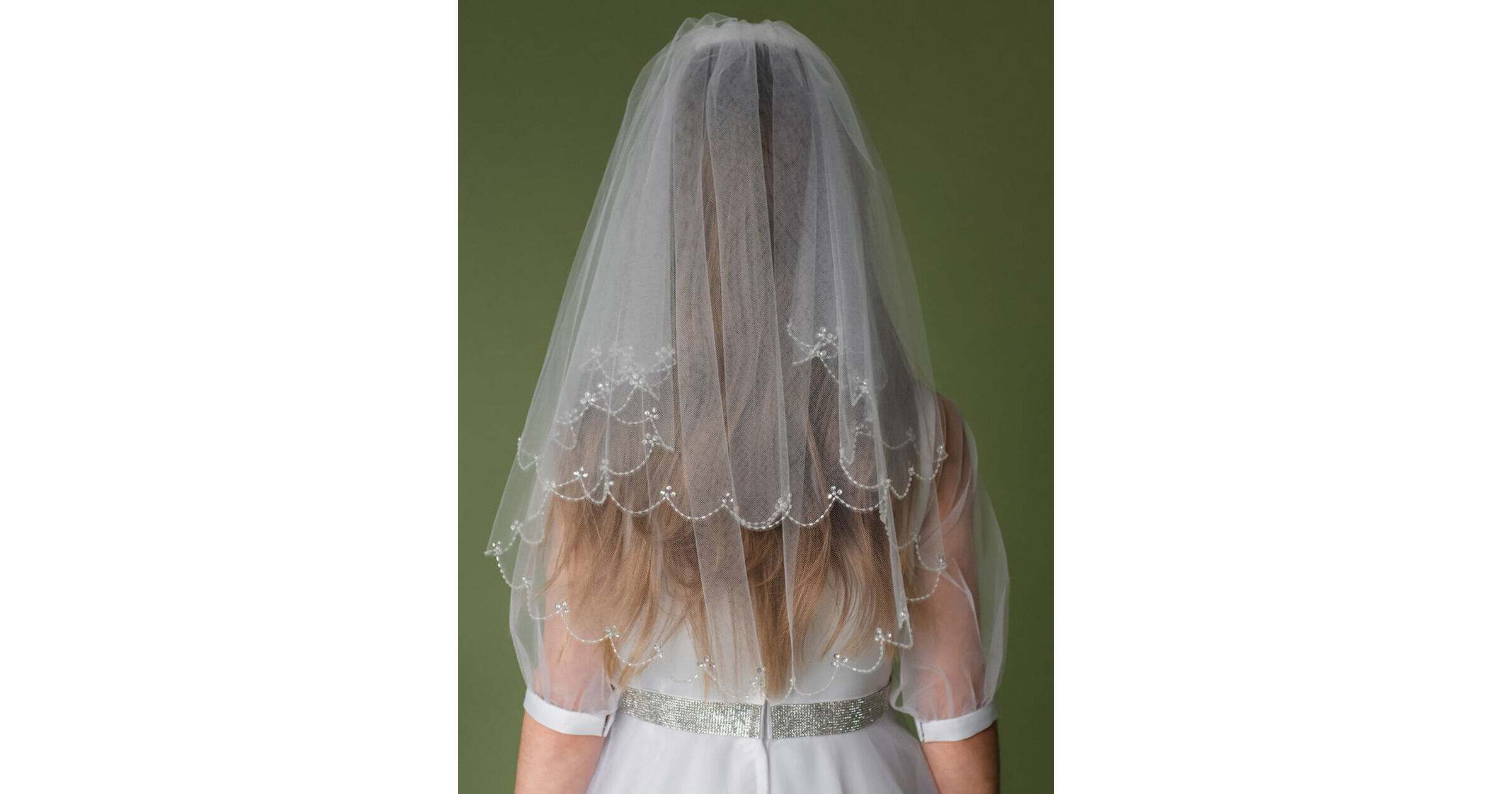 https://www.linzijay.com/images/pictures/communion-2022/communion-accessories-2022/la157-veil-by-linzi-jay-(1200x630-ffffff).jpg?v=28c9c075